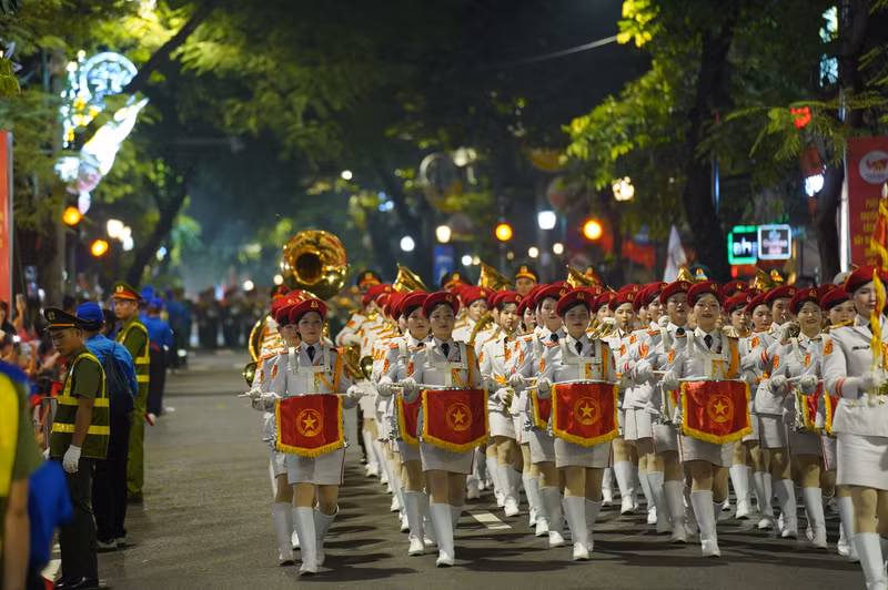 Khối nữ Quân nhạc với âm thanh hùng tráng đầy tự hào ngân vang theo từng bước chân. dsc08854.jpg