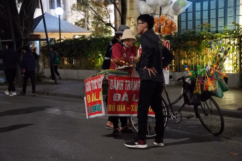 Vào các buổi cuối tuần, hàng rong hoạt động nhộn nhịp tại nhiều khu vực quanh hồ Gươm. b1.jpg