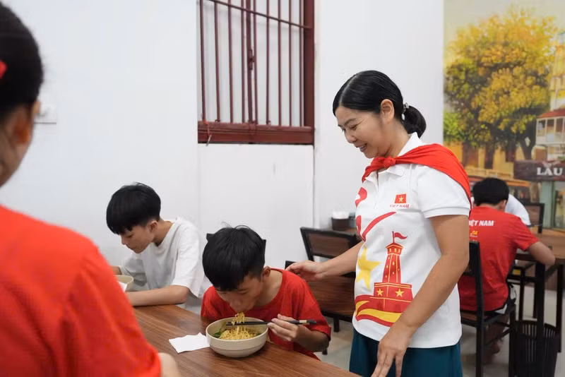 Anh Đoàn Văn Sơn - chủ quán lẩu cho biết: "Chúng tôi phục vụ mọi người nhưng sẽ ưu tiên các em nhỏ trước". img-0701.jpg