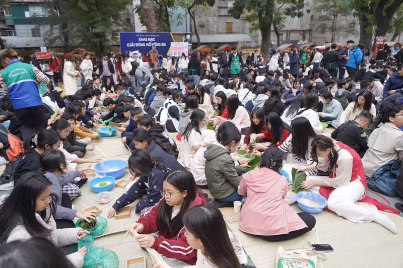 Nhắc đến Tết, người Việt Nam không thể quên hình ảnh chiếc bánh chưng xanh và những bữa cơm đoàn viên ấm áp. Tại ngày hội, các con sẽ được tự tay gói bánh chưng mang về tặng gia đình. dd-6.jpg