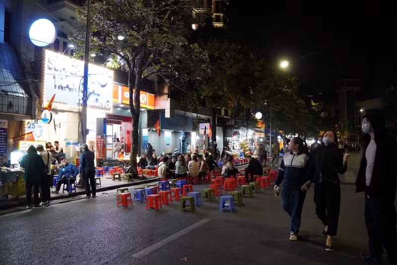 Người bán chủ yếu hoạt động tự phát, không có giấy phép kinh doanh hay chứng nhận vệ sinh an toàn thực phẩm. b5.jpg