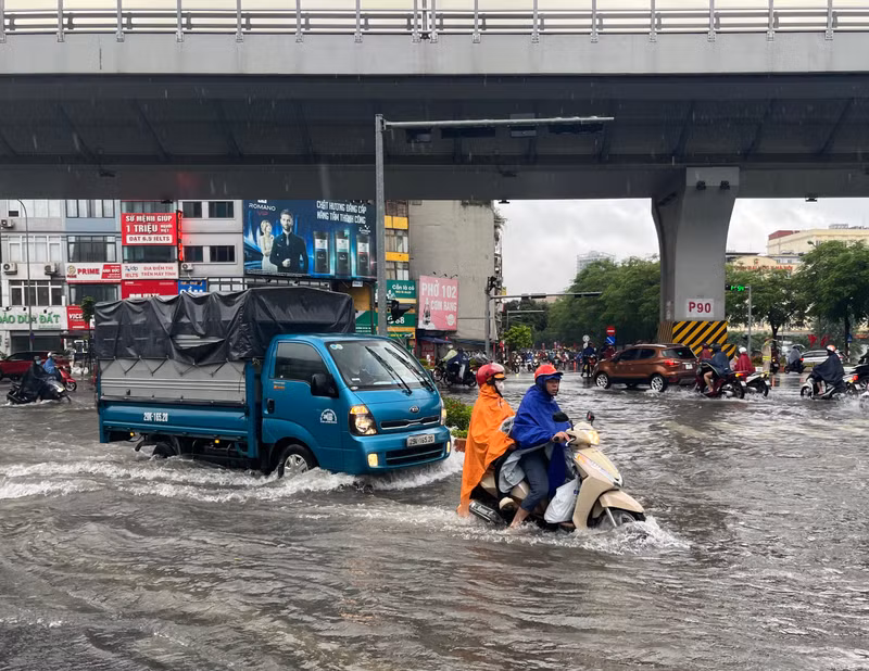 Sáng nay (26/8), nhiều tuyến đường ở Hà Nội ngập sâu do trận mưa lớn kéo dài suốt đêm qua. img-0308.jpg