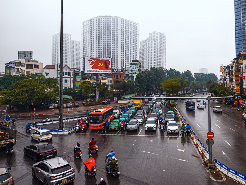 Dù đường khá trơn và ùn ứ nhưng các phương tiện vẫn tuân thủ nghiêm ngặt việc tuân thủ luật giao thông. m6.jpg