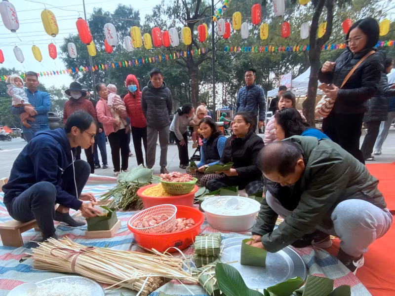 Bên cạnh những nồi bánh chưng, một vài người còn chuẩn bị bắp, khoai... để nướng, không khí Tết ngập tràn cả chung cư. b4.jpg