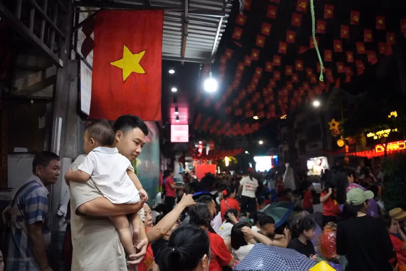 Những người ngồi trước cửa hàng thường xuyên được mời nước, hỗ trợ nhu cầu cá nhân. img-0702.jpg
