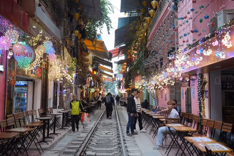 Đoạn phố đường tàu kéo dài từ Trần Phú tới Phùng Hưng dài khoảng 300m, được du khách gọi là "phố cà phê đường tàu mới", đặc biệt thu hút khách nước ngoài. 6.jpg