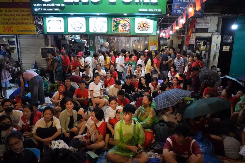 Những ngày chờ xem diễu binh, diễu hành tại Hà Nội, người dân đã quen với một địa điểm tặng bún, mỳ cho mọi người. img-0703.jpg