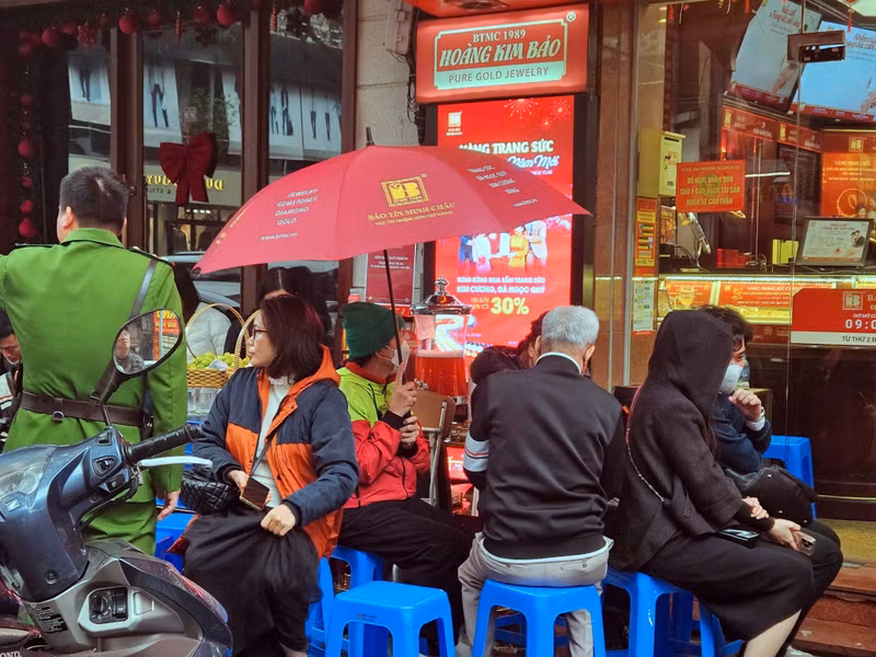 So với những năm trước, lượng người xếp hàng mua vàng ngày Vía Thần Tài năm nay có giảm khi giá vàng liên tục leo thang ở mức bán ra trên 9.000.000 đồng/ lượng. v2.jpg