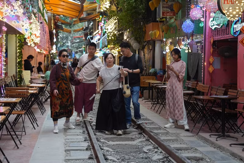 Tuy nhiên, vào dịp cuối tuần, lượng khách tìm tới phố cà phê đường tàu vẫn rất đông. 7.jpg
