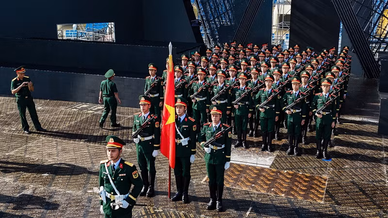 Đội hình hàng ngũ chỉnh tề, tái hiện hình ảnh duyệt binh tại Quảng trường Đỏ (Moscow, Nga). img-4355.jpg