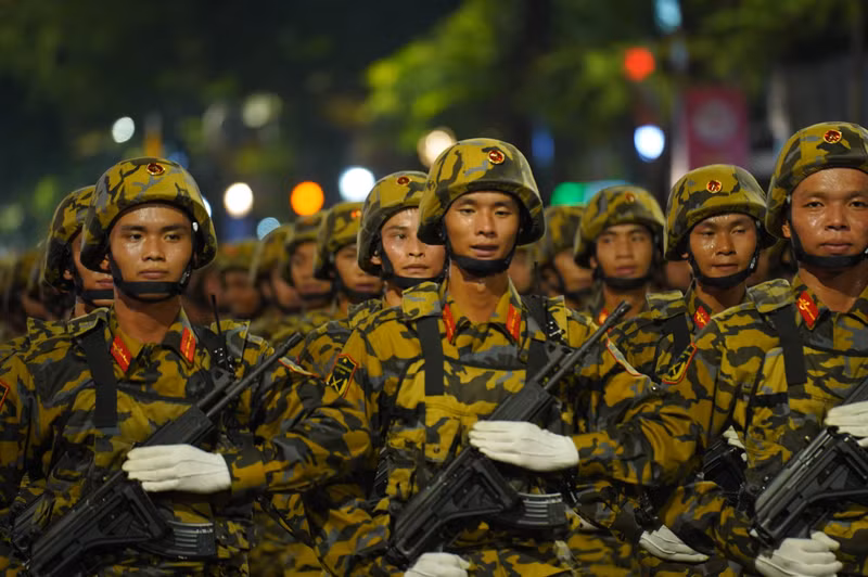Khối chiến sĩ Công binh ngày đêm xẻ núi, san đồi, bắc cầu, ghép phà "mở đường thắng lợi" cho các chiến thắng của quân và dân ta. dsc09139.jpg