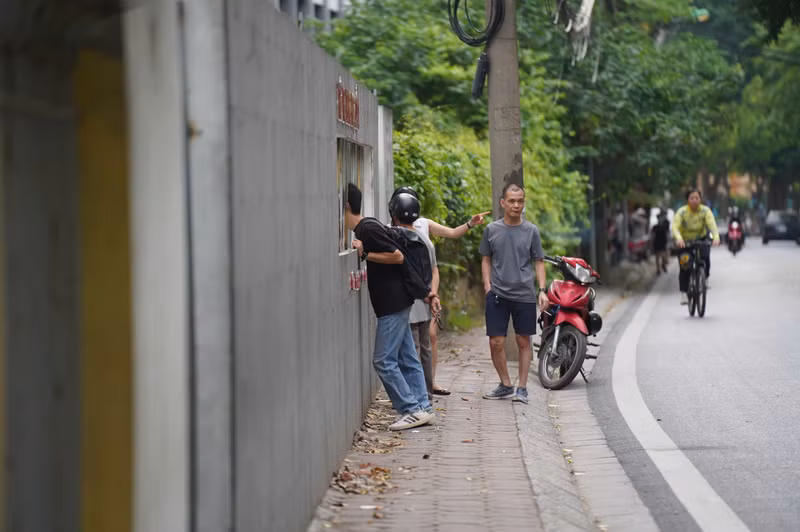 Một số phụ huynh ngóng con tại điểm thi trường THCS Ba Đình trên phố Hoàng Hoa Thám. a10.jpg