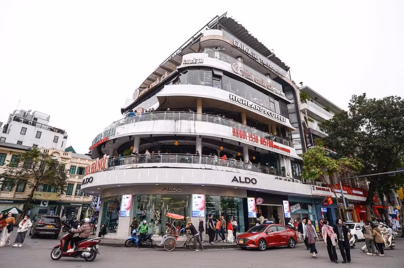 Nhiều người dân và du khách đã đến tòa nhà ''Hàm cá mập" tại số 7 Đinh Tiên Hoàng (quận Hoàn Kiếm, Hà Nội) chụp ảnh lưu niệm trước khi công trình bị phá dỡ. h1.jpg