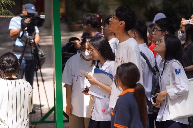 Theo thông tin từ BCĐ thi TP Hà Nội, năm nay có 2.565 thí sinh dự thi theo Chương trình giáo dục phổ thông năm 2006 và 121.507 thí sinh dự thi theo Chương trình giáo dục phổ thông 2018. dsc09701.jpg