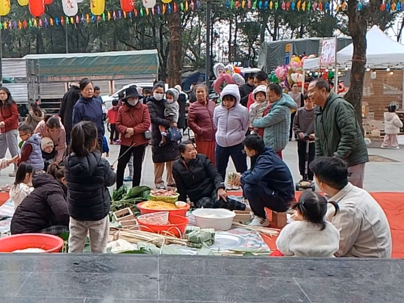 Sáng sớm ngày cuối năm, người dân Phương Đông Green Park (Hoàng Mai - Hà Nội) tập trung dưới sảnh để gói bánh chưng. b1.jpg