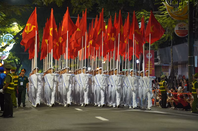 Mở đầu cho các đoàn diễu binh, diễu hành trên phố là Khối Hồng kỳ với Cờ Đảng, Cờ Tổ quốc tung bay. dsc08786.jpg