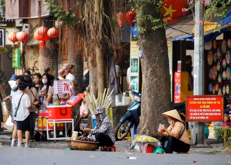 Việc để các hàng rong bán thực phẩm không đảm bảo tràn lan ngay giữa trung tâm Thủ đô đi ngược với nỗ lực bảo vệ sức khỏe cộng đồng và hình ảnh văn minh đô thị mà thành phố đang hướng tới. b10.jpg