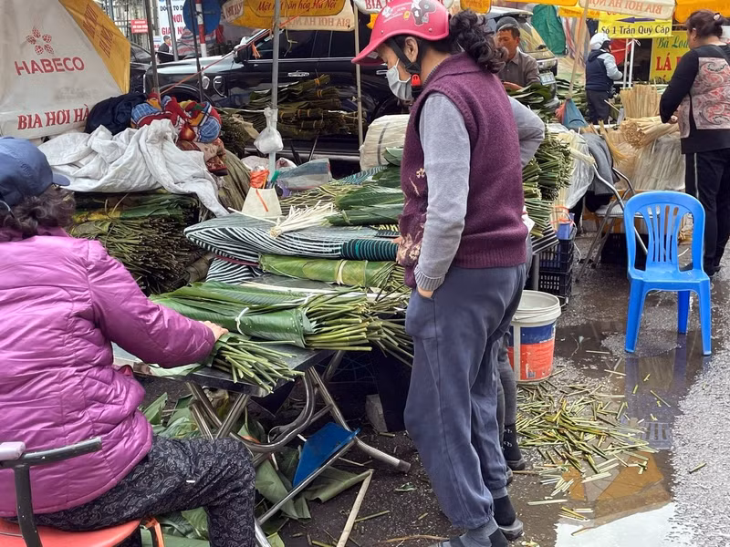 Chợ Trần Quý Cáp cung cấp các loại lá dong đủ các kích thước từ nhỏ đến lớn nhằm đáp ứng nhu cầu khác nhau của khách hàng. l1.jpg