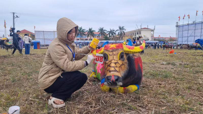 Phần hội sẽ có các hoạt động thi đấu thể thao và trò chơi dân gian, hội thi vẽ, trang trí trâu; thi làm bánh dầy của các dòng họ làng Đọi Tam; hội thi cày giỏi... d10.jpg
