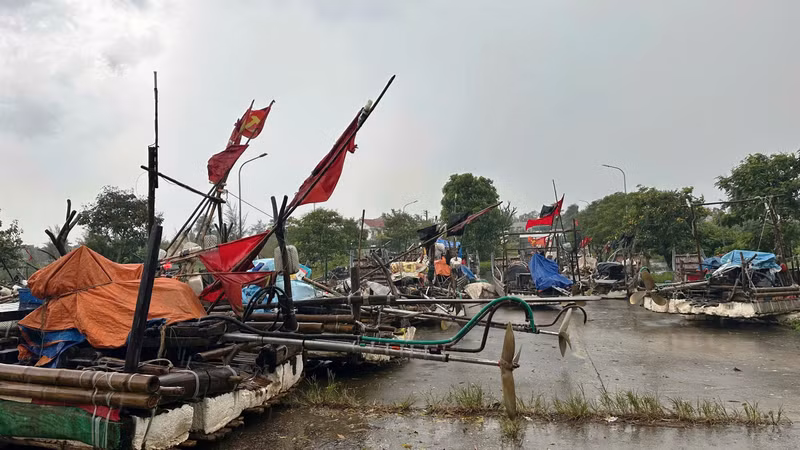 4-be-mang-cua-nguoi-dan-xa-ven-bien-hoang-thanh-thanh-hoa-duoc-dua-len-bo-de-tranh-bao.jpg