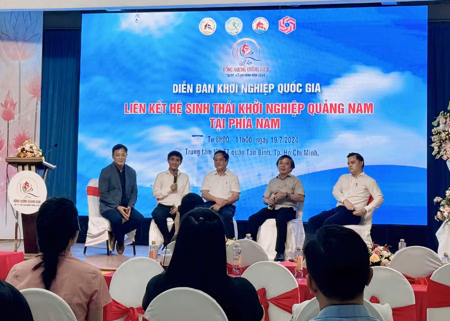 Các diễn giả tham gia tại diễn đàn. (Ảnh: Thùy Linh).