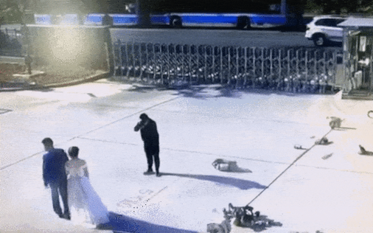Đang chụp ảnh cưới, chú rể đột nhiên bỏ chạy