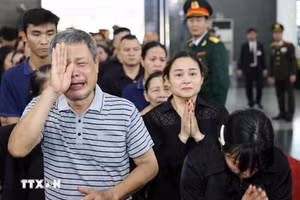 Người dân trào dâng nước mắt tiễn đưa Tổng Bí thư Nguyễn Phú Trọng