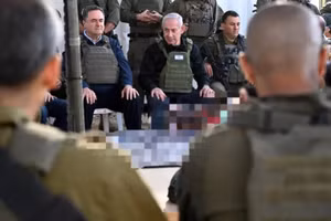 Bộ trưởng Quốc phòng Israel Israel Katz, bên trái, cùng Thủ tướng Israel Benjamin Netanyahu trong chuyến thăm phía bắc Dải Gaza, ngày 15/4. Ảnh: AFP 