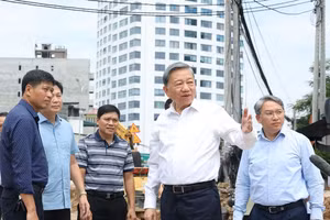 Tổng Bí thư, Chủ tịch nước Tô Lâm kiểm tra thực địa tại Dự án đầu tư xây dựng đường Vành đai 1 (đoạn Hoàng Cầu - Voi Phục) - Ảnh: TTXVN