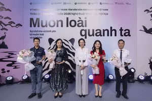 Ông Lê Việt Hòa, Giám đốc VTC Online, cùng đại diện các đơn vị nhận kỷ niệm chương từ Đại sứ Hàn Quốc tại Việt Nam.