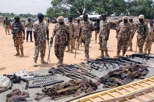 Các chỉ huy quân đội Nigeria kiểm tra vũ khí thu giữ được từ Boko Haram. Ảnh: AFP/GETTY IMAGES