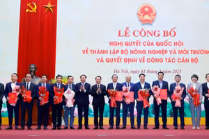 Bộ trưởng Đỗ Đức Duy và Thứ trưởng Lê Minh Ngân trao Quyết định bổ nhiệm lãnh đạo các đơn vị: Cục Biển và Hải đảo Việt Nam, Báo Nông nghiệp và Môi trường, Tạp chí Nông nghiệp và Môi trường (Ảnh: Nguyễn Thủy) 