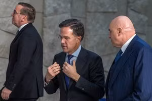 Tổng Thư ký NATO Mark Rutte (giữa) và Bộ trưởng Quốc phòng Ý Guido Crosetto (phải) tại Brussels, Bỉ, ngày 13/2/2025.