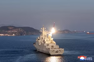 Tàu Choe Hyon thử nghiệm tên lửa, ngày 30/4. Ảnh: KCNA