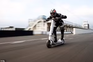 Lý do khiến xe scooter điện nhanh nhất thế giới gây lo ngại ở Anh