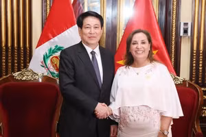 Tổng thống Peru Dina Ercilia Boluarte Zegarra chủ trì lễ đón Chủ tịch nước Lương Cường thăm chính thức Peru. (Ảnh: Lâm Khánh/TTXVN) 