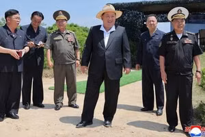 Hình ảnh ông Kim Jong un trực tiếp thị sát vụ phóng tên lửa từ khu trục hạm mới
