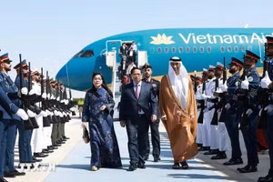 Lễ đón Thủ tướng Phạm Minh Chính và Phu nhân đến sân bay quốc tế Abu Dhabi, Thủ đô Abu Dhabi. (Ảnh: Dương Giang/TTXVN) 