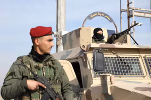 Một thành viên của Lực lượng Dân chủ Syria (SDF) do người Kurd lãnh đạo đứng dọc theo một con phố sau khi quân nổi dậy chiếm thủ đô và lật đổ chính quyền ông Bashar al-Assad của Syria, tại Hasakah, Syria, ngày 11/12/2024. Ảnh: REUTERS