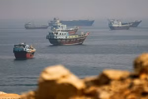 Các tàu gần eo biển Hormuz, nhìn từ Musandam, Oman.