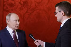 Tổng thống Nga Putin (trái).