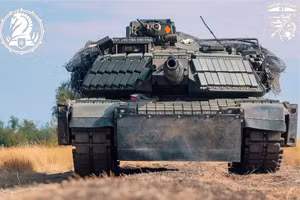Xe tăng M1A1 SA Abrams của Mỹ được Ukraine nâng cấp, trang bị khối giáp phản ứng nổ Kontakt-1 và giáp tháp pháo để chống lại các mối đe dọa trên chiến trường hiện đại, bao gồm drone và đạn tấn công từ trên xuống. (Ảnh: Bộ Quốc phòng Ukraine)