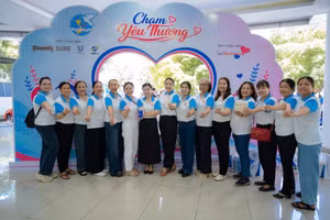 Lễ mít tinh hưởng ứng Ngày Gia đình Việt Nam tại Huế thu hút hàng nghìn người dân tham dự (Ảnh: VN). 