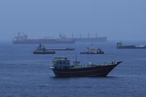 Các tàu chở hàng thương mại và tàu chở dầu thô được neo đậu ở Vịnh Oman, ngoài khơi bờ biển Muscat, Oman, ngày 2/6.