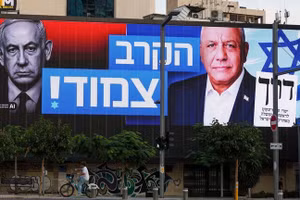 Áp phích của lãnh đạo Đảng Yashar Gadi Eisenkot (phải) và Thủ tướng Benjamin Netanyahu ở Tel Aviv, Israel. (Ảnh: Getty Images/RT)