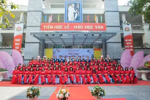 Tập thể cán bộ, giáo viên của trường Tiểu học Dịch Vọng A