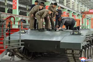 Chùm ảnh ông Kim Jong Un thị sát nhà máy xe tăng