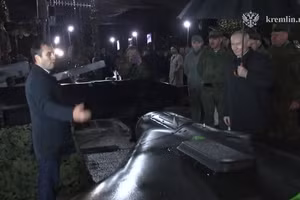 Tổng thống Nga Vladimir Putin kiểm tra hơn 300 mẫu khí tài quân sự hiện đại