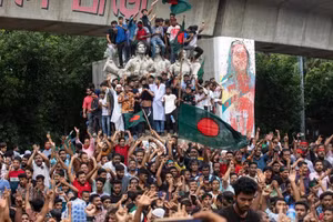 Người biểu tình ở Bangladesh. Ảnh: AP.