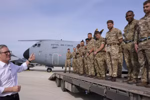 Thủ tướng Anh Keir Starmer phát biểu với binh lính tại căn cứ Không quân Hoàng gia Anh ở Akrotiri, Síp, ngày 10/12/2024. Ảnh: AP